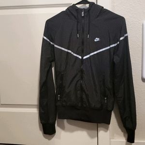 Nike women's windbreaker jacket